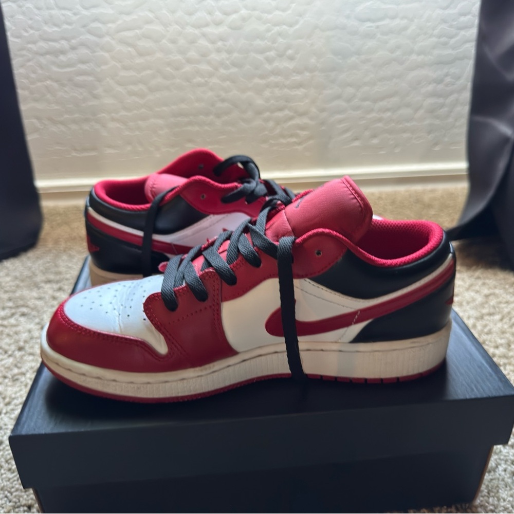 Jordan 1 lows Youthj Sz 6Y